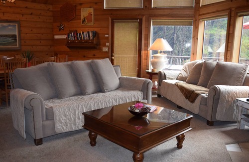Fort Bragg Casa | Una pequeña gema oculta. All-Cedar, Dog Friendly Home, Jacuzzi y corto paseo a la playa