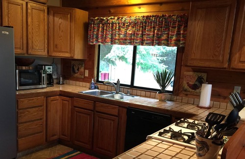 Fort Bragg Casa | Una pequeña gema oculta. All-Cedar, Dog Friendly Home, Jacuzzi y corto paseo a la playa