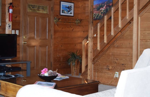 Fort Bragg Casa | Una pequeña gema oculta. All-Cedar, Dog Friendly Home, Jacuzzi y corto paseo a la playa