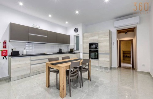 Il-Balluta Apartamento | A lovely 1BR home with Balcony off the coast.