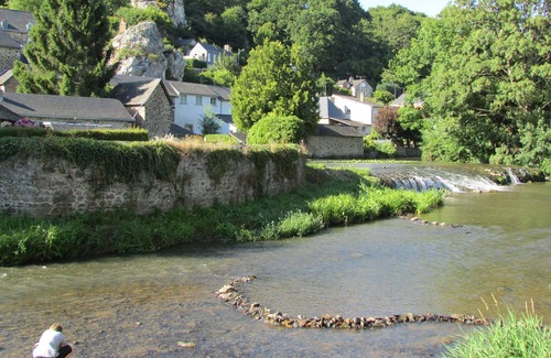 Chailland Cabaña | Una hermosa casa de campo de más de 220 años en el 'Petit Cite de Charactere' de Chailland.