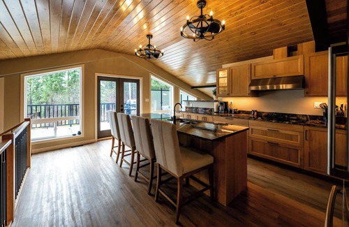 Central Kootenay Casa | A lovely lake town luxury hot tub, creekside oasis/w hiking & outdoor activities