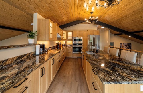 Central Kootenay Casa | A lovely lake town luxury hot tub, creekside oasis/w hiking & outdoor activities