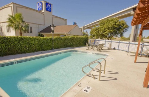 North Loop Casa | A Lovely Suite W/ Outdoor Swimming Pool