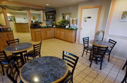 North Loop Casa | A Lovely Suite W/ Outdoor Swimming Pool