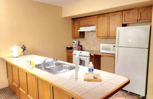 Oro-Medonte Casa | A lovely two-bedroom condo in Carriage Hills sleeps 8 persons
