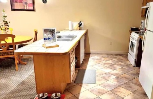 Oro-Medonte Casa | A lovely two-bedroom condo in Carriage Hills sleeps 8 persons