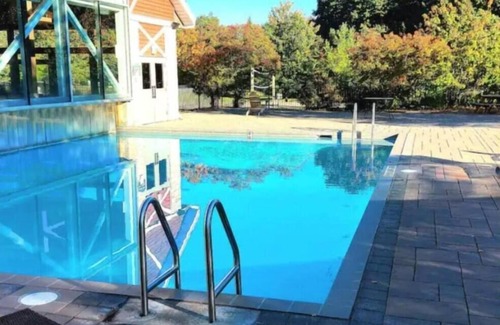 Oro-Medonte Casa | A lovely two-bedroom condo in Carriage Hills sleeps 8 persons