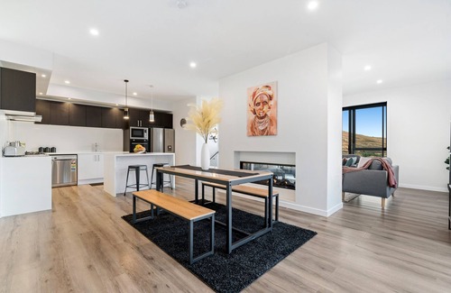 Frankton Casa | A LUCKIE CHARM - 5-BEDROOM TOWNHOUSE