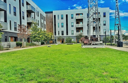 Historic East Village Apartamento | A lush, green-themed retreat home in Des Moines’ vibrant East Village.
