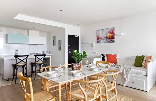 Carlton South Apartamento | A Lux 2BR Apt Next to Melbourne Uni, FREE Parking