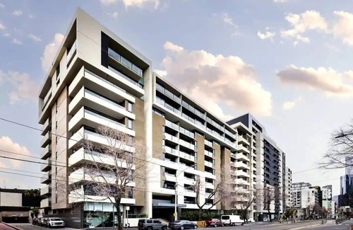 Carlton South Apartamento | A Lux 2BR Apt Next to Melbourne Uni, FREE Parking