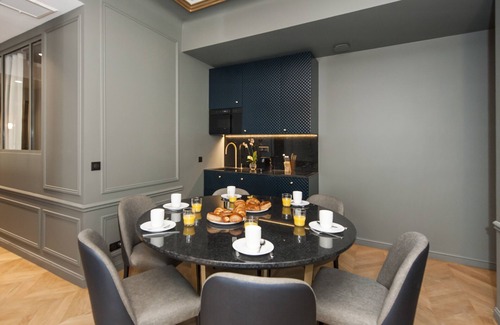 Champs-Elysees Apartamento | A Luxurious 3-BR apartment in the Champs Elysées
