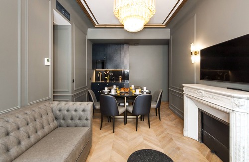 Champs-Elysees Apartamento | A Luxurious 3-BR apartment in the Champs Elysées