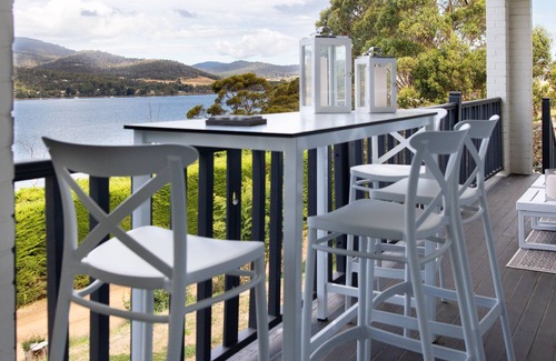 Lymington Casa | A luxurious Hamptons estate with stunning Cygnet Bay views.
