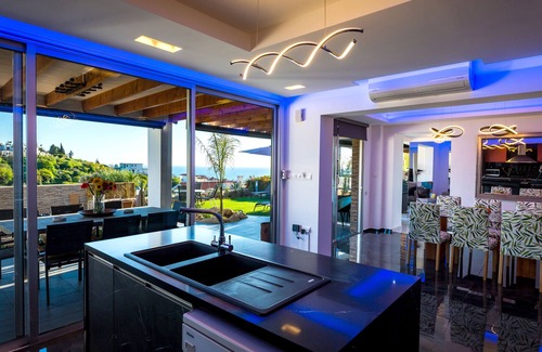 Chlorakas Villa | A luxury 3 Bedroom Villa with Hot Spa Jacuzzi