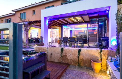 Chlorakas Villa | A luxury 3 Bedroom Villa with Hot Spa Jacuzzi