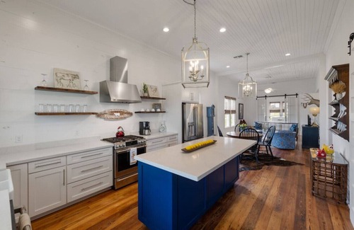 Brenham Casa | A luxury Farmstead retreat!