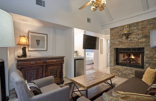 South Central Houston Villa | A luxury guest house with heated swimming pool