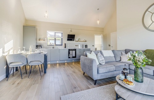 Newtown Cabaña | A luxury lodge in the heart of Wales’ countryside, with a private hot tub and fantastic views.