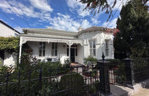 Caulfield South Casa | A Majestic Victorian Private Rear Access Quarters