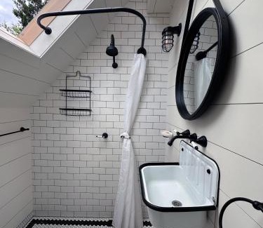 Caulfield South Casa | A Majestic Victorian Private Rear Access Quarters