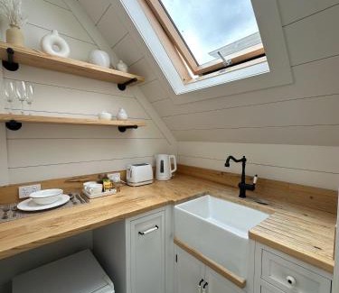 Caulfield South Casa | A Majestic Victorian Private Rear Access Quarters