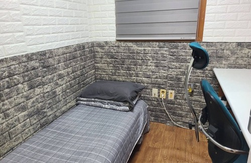 Noryangjin Casa | A male-only room with one bed, a shared bathroom,kitchen value for money