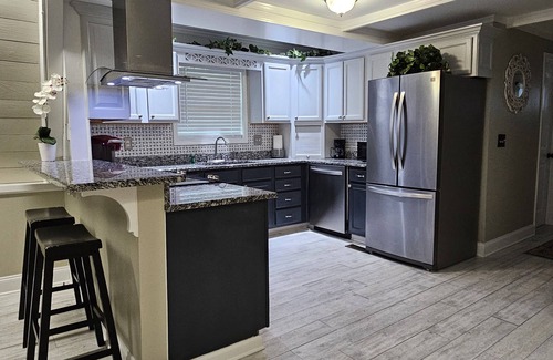 Warwick Casa | A-mazing clean and cozy Lakefront cottage! (Specials available)