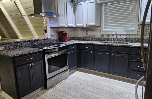 Warwick Casa | A-mazing clean and cozy Lakefront cottage! (Specials available)