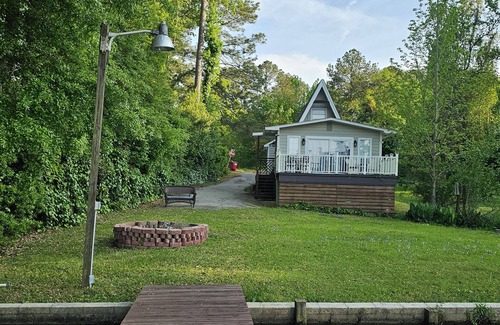 Warwick Casa | A-mazing clean and cozy Lakefront cottage! (Specials available)
