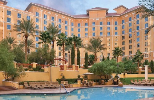 Las Vegas Condominio | A Mediterranean-style vacation retreat immediately adjacent to Formula1 Paddock