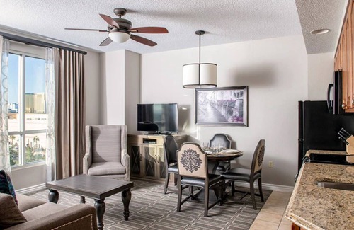 Las Vegas Condominio | A Mediterranean-style vacation retreat immediately adjacent to Formula1 Paddock