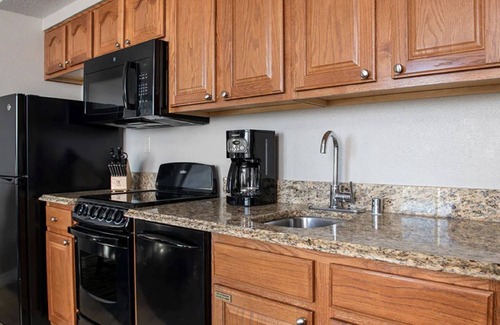 Las Vegas Condominio | A Mediterranean-style vacation retreat immediately adjacent to Formula1 Paddock
