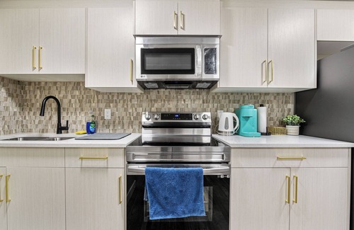 Southwest Calgary Casa | A modern 2-bedroom suite, with laundry, and wet bar(Stove unavailable for now)