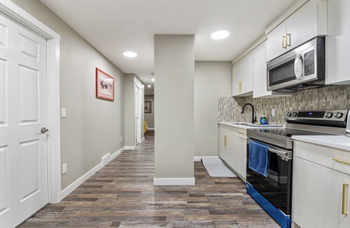 Southwest Calgary Casa | A modern 2-bedroom suite, with laundry, and wet bar(Stove unavailable for now)
