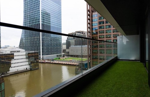 Canary Wharf Apartamento | A modern and stylish apartment with balcony in the centre of Canary Wharf.