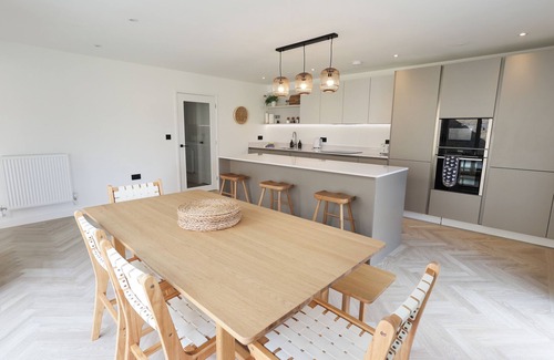 Amlwch Casa | A modern costal dormer bungalow in the scenic Bull Bay, offering stunning coastal views for up to 7 guests