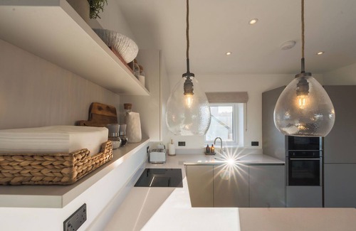 Amlwch Casa | A modern costal townhouse in the scenic Bull Bay, offering stunning coastal views for up to 7 guests