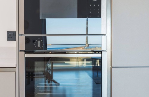 Amlwch Casa | A modern costal townhouse in the scenic Bull Bay, offering stunning coastal views for up to 7 guests