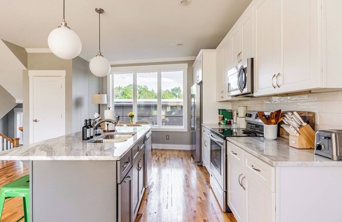 Katie Hill Neighborhood Casa | A modern two-bedroom/2.5 Bathroom townhome in East Nashville. Come enjoy this amazing rooftop! Our home includes a spacious garage for two vehicles. This newly built home is only a 10-min drive to most attractions including Broadway, Nissan Stadium,