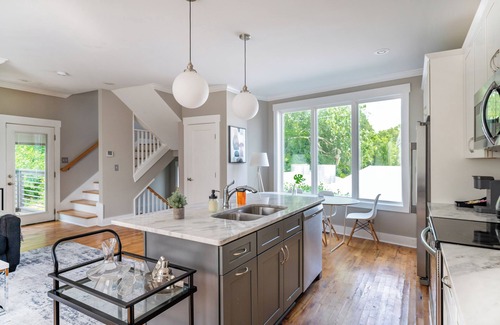 Katie Hill Neighborhood Casa | A modern two-bedroom/2.5 Bathroom townhome in East Nashville. Come enjoy this amazing rooftop! Our home includes a spacious garage for two vehicles. This newly built home is only a 10-min drive to most attractions including Broadway, Nissan Stadium,