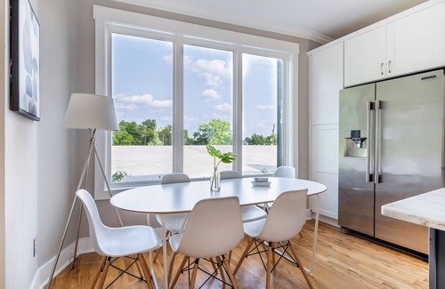 Katie Hill Neighborhood Casa | A modern two-bedroom/2.5 Bathroom townhome in East Nashville. Come enjoy this amazing rooftop! Our home includes a spacious garage for two vehicles. This newly built home is only a 10-min drive to most attractions including Broadway, Nissan Stadium,