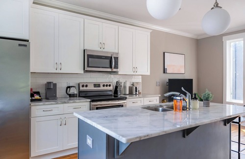Katie Hill Neighborhood Casa | A modern two-bedroom/2.5 Bathroom townhome in East Nashville. Come enjoy this amazing rooftop! Our home includes a spacious garage for two vehicles. This newly built home is only a 10-min drive to most attractions including Broadway, Nissan Stadium,