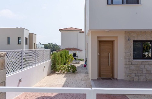 Pegeia Casa | A newly modern townhouse in Coral Bay!