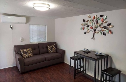 Lancaster Casa | A newly remodeled 1BD&1BR private whole Guest-home to yourself!