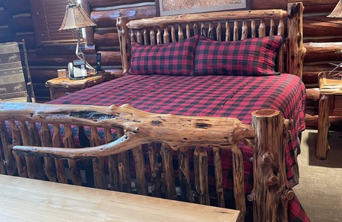 Drexel Cabina | A one-of-a-kind Log Lodge on over 200 acres of panoramic views & serene settings