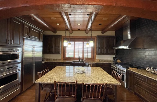 Drexel Cabina | A one-of-a-kind Log Lodge on over 200 acres of panoramic views & serene settings