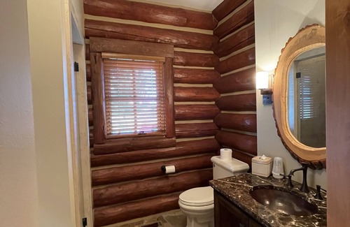 Drexel Cabina | A one-of-a-kind Log Lodge on over 200 acres of panoramic views & serene settings
