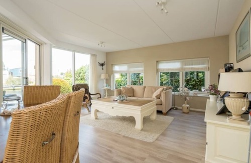 Oude-Tonge Casa | A panorama of water and nature from this comfortably furnished dike house!